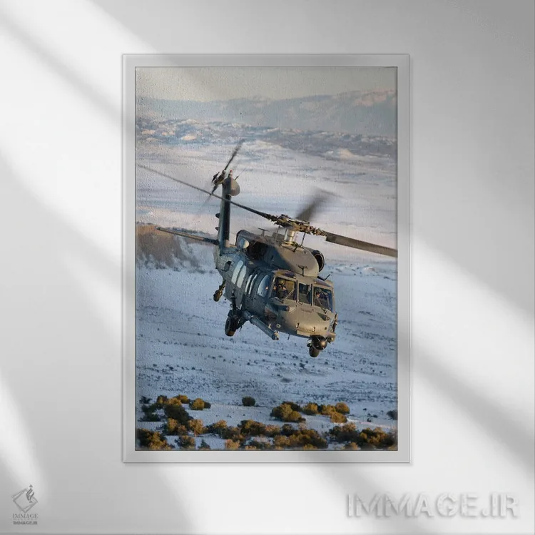 تابلو دکوراتیو هلیکوپتر HH-60G پیوهاوک در مسیر پروازی ارتفاع پایین بر… اثر های-جی پروداکشنز - نمای قابدار سفید