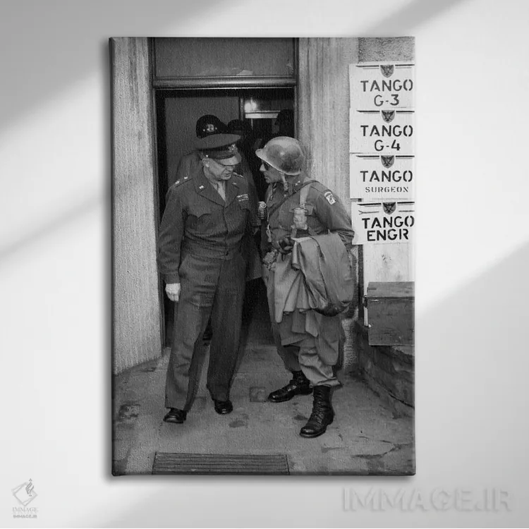 تابلو دکوراتیو عکس قدیمی جنگ جهانی دوم از ژنرال آیزنهاور و ریدوی اثر استاک ترک ایمیجز - نمای روبهرو روی دیوار