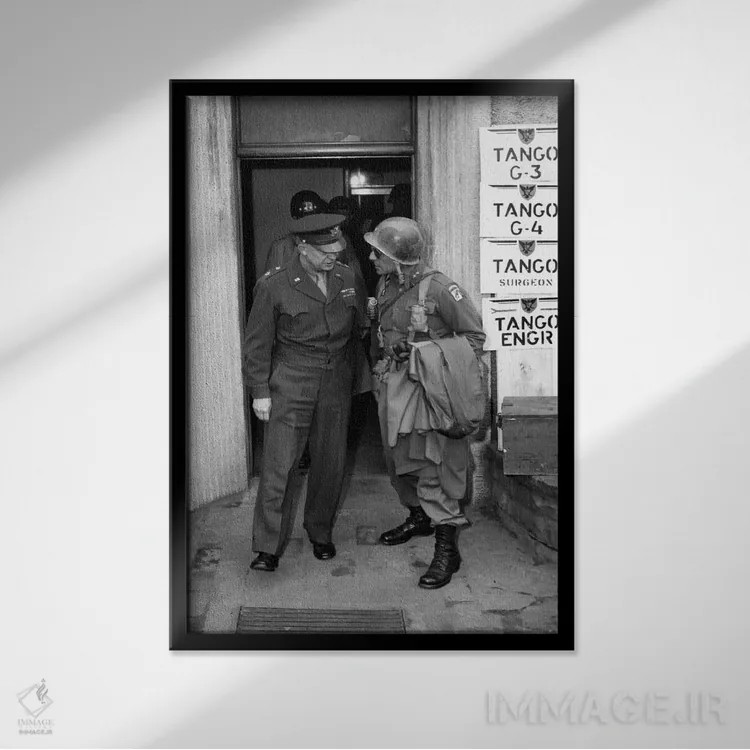 تابلو دکوراتیو عکس قدیمی جنگ جهانی دوم از ژنرال آیزنهاور و ریدوی اثر استاک ترک ایمیجز - نمای قابدار مشکی