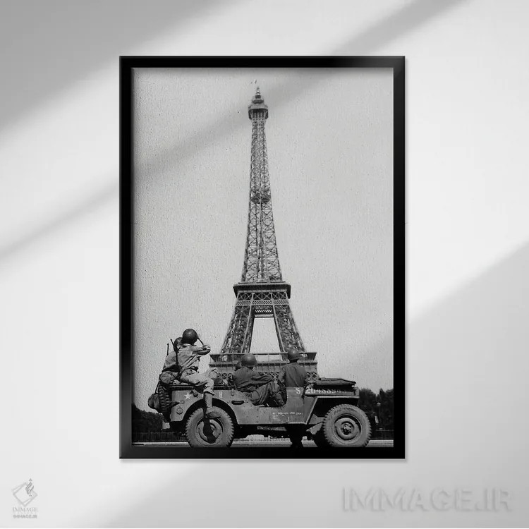تابلو دکوراتیو 1944,سربازان آمریکایی در حال تماشای برج ایفل پس از آز… اثر گالری ورنون لوئیس - نمای قابدار مشکی