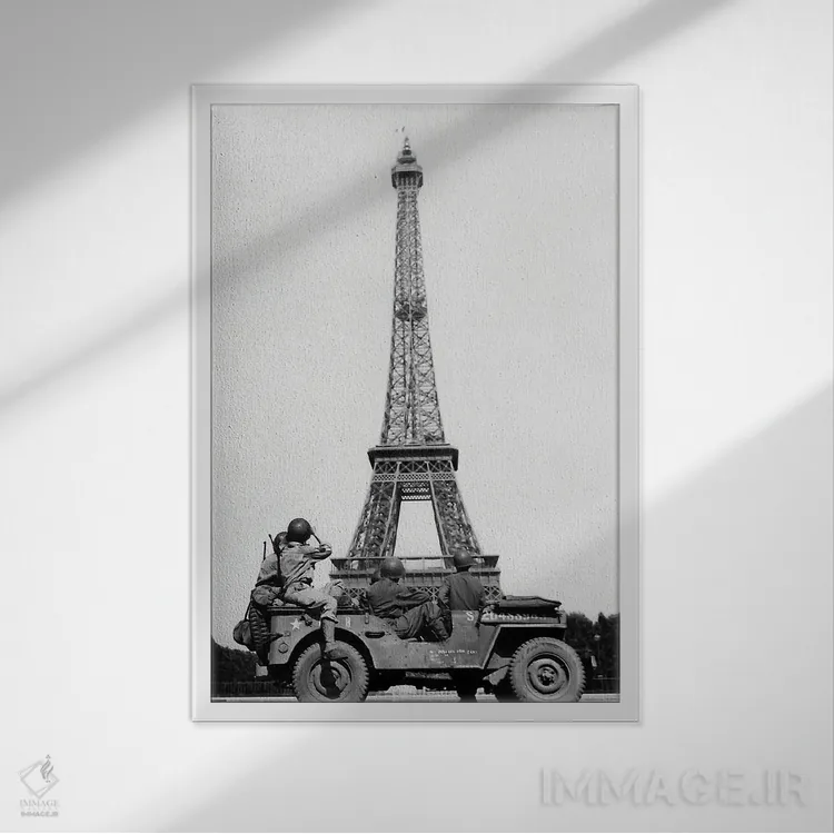 تابلو دکوراتیو 1944,سربازان آمریکایی در حال تماشای برج ایفل پس از آز… اثر گالری ورنون لوئیس - نمای قابدار سفید