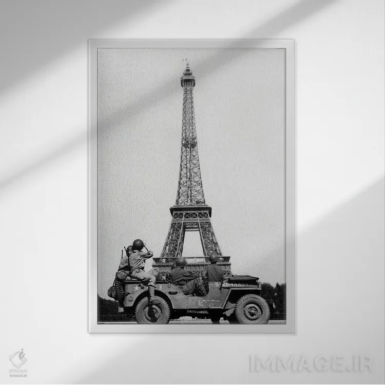 تابلو دکوراتیو 1944,سربازان آمریکایی در حال تماشای برج ایفل پس از آز… اثر گالری ورنون لوئیس - نمای قابدار سفید