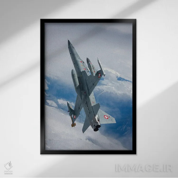 تابلو دکوراتیو جنگنده F-5F تایگر II نیروی هوایی سوئیس در حال پرواز بر… اثر دیرک یان د ریدر - نمای قابدار مشکی