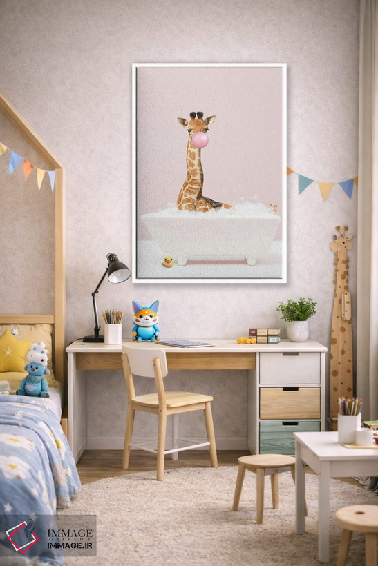 تابلو دکوراتیو زرافه بچه با آدامس حبابی در وان حمام اثر چاپ های تاینی ترژر - D2W