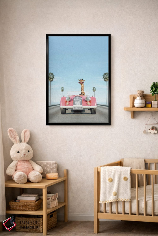 تابلو دکوراتیو ماشین کلاسیک صورتی با زرافه اثر چاپ های تاینی ترژر - D3B