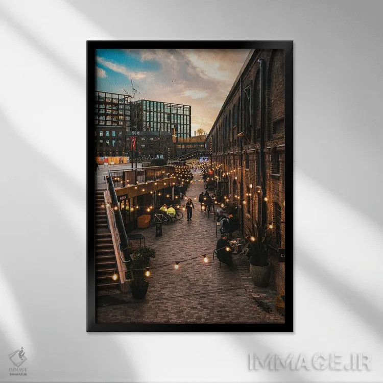 تابلو دکوراتیو کولز دراپ یارد اثر اوربان تلر - نمای قابدار مشکی
