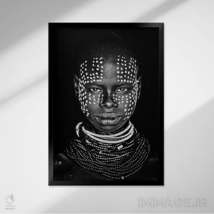 تابلو دکوراتیو زن کارو اثر ودران ویداک - نمای قابدار مشکی