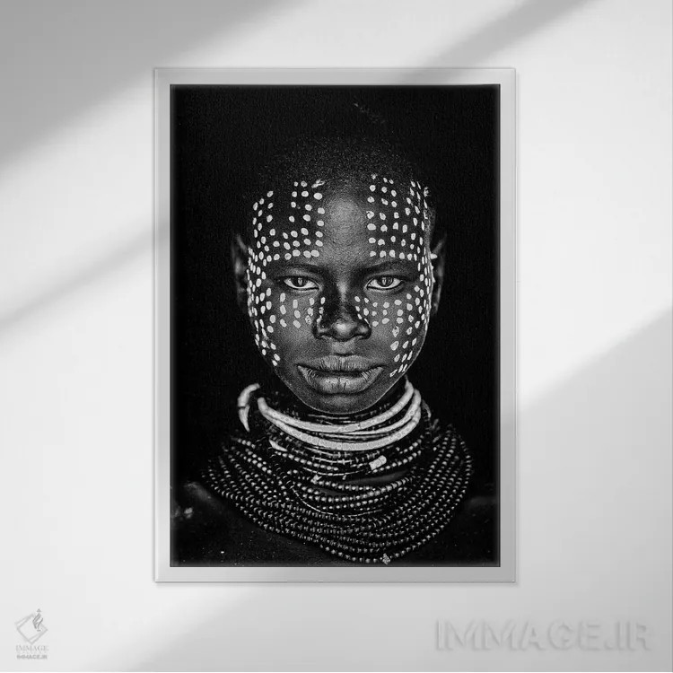 تابلو دکوراتیو زن کارو اثر ودران ویداک - نمای قابدار سفید