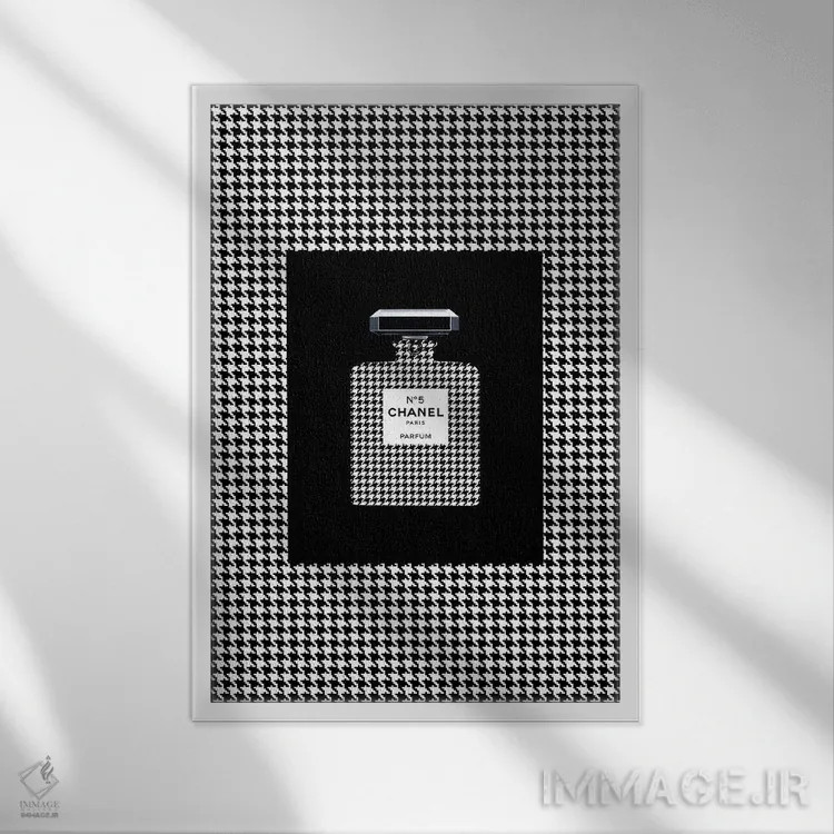 تابلو دکوراتیو شنل ۵ پای خروس اثر الکساندر ونانسیو - نمای قابدار سفید