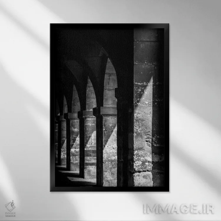 تابلو دکوراتیو پاریس در سایه های سیاه و سفید اثر الکساندر ونانسیو - نمای قابدار مشکی