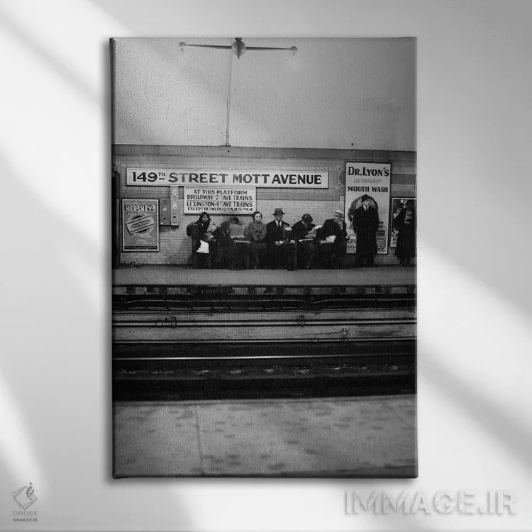 تابلو دکوراتیو مردان و زنان منتظر قطار مترو خیابان ۱۴۹ و موت اونیو برانکس… اثر تصاویر وینتج - نمای روبهرو روی دیوار