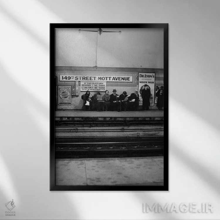 تابلو دکوراتیو مردان و زنان منتظر قطار مترو خیابان ۱۴۹ و موت اونیو برانکس… اثر تصاویر وینتج - نمای قابدار مشکی