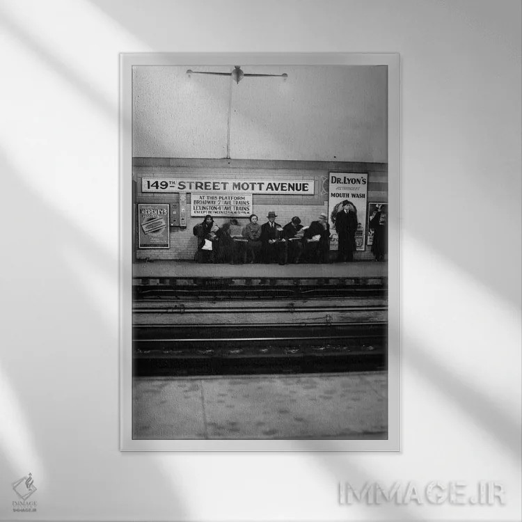 تابلو دکوراتیو مردان و زنان منتظر قطار مترو خیابان ۱۴۹ و موت اونیو برانکس… اثر تصاویر وینتج - نمای قابدار سفید