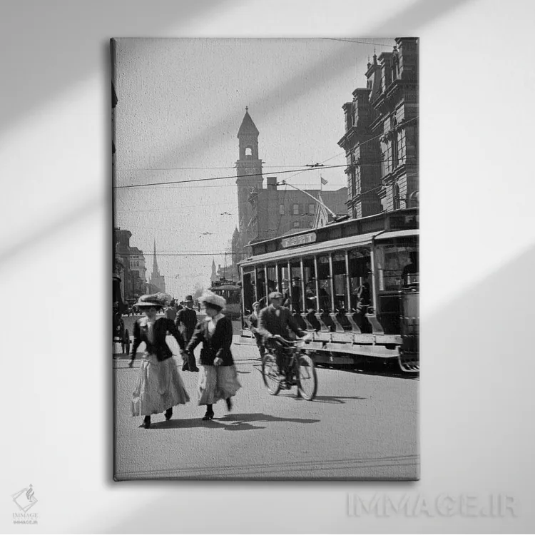 تابلو دکوراتیو دهه ۱۹۰۰-۱۹۱۰-۱۹۱۲ صحنه خیابانی عابران و تراموا دیترویت می… اثر تصاویر وینتج - نمای روبهرو روی دیوار