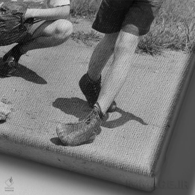 تابلو دکوراتیو دهه ۱۹۳۰ دو پسر نوجوان در نقش زننده و گیرنده در حال بازی ب… اثر تصاویر وینتج - نمای نزدیک بافت بوم