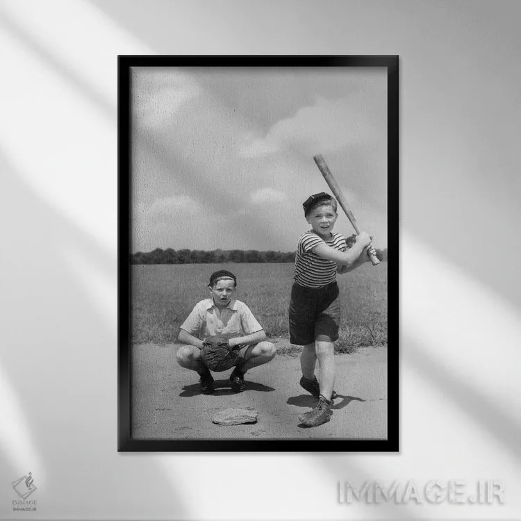تابلو دکوراتیو دهه ۱۹۳۰ دو پسر نوجوان در نقش زننده و گیرنده در حال بازی ب… اثر تصاویر وینتج - نمای قابدار مشکی