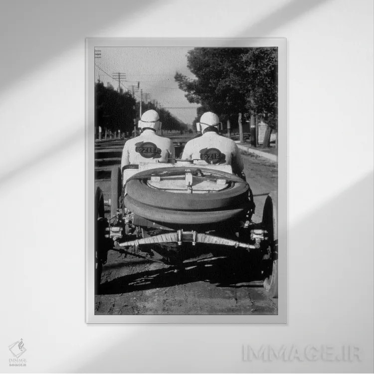 تابلو دکوراتیو دهه ۱۹۰۰-۱۹۱۰ نمای پشت از دو مرد نشسته در خودروی مسابقه ای… اثر تصاویر وینتج - نمای قابدار سفید
