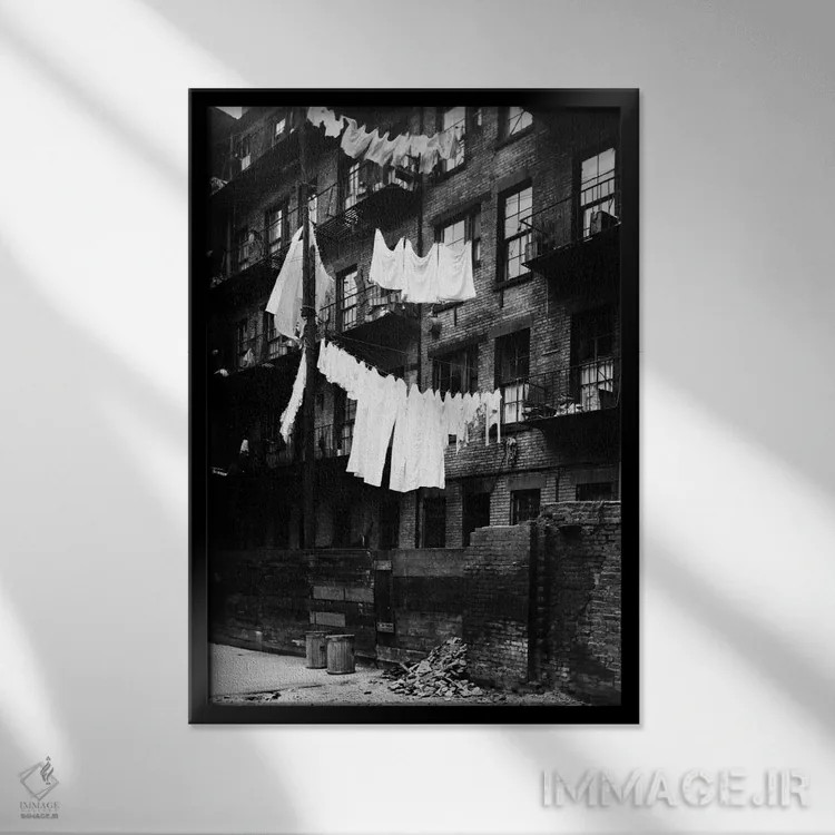 تابلو دکوراتیو دهه ۱۹۳۰ ساختمان آپارتمانی با رخت های آویزان بر طناب رخت اثر تصاویر وینتج - نمای قابدار مشکی