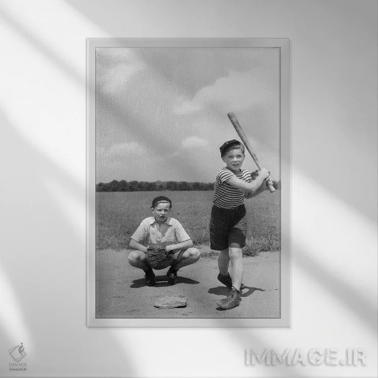 تابلو دکوراتیو دهه ۱۹۳۰ دو پسر نوجوان در نقش زننده و گیرنده در حال بازی ب… اثر تصاویر وینتج - نمای قابدار سفید