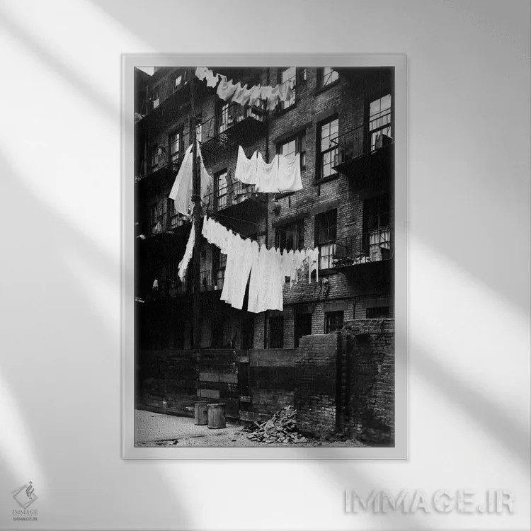 تابلو دکوراتیو دهه ۱۹۳۰ ساختمان آپارتمانی با رخت های آویزان بر طناب رخت اثر تصاویر وینتج - نمای قابدار سفید