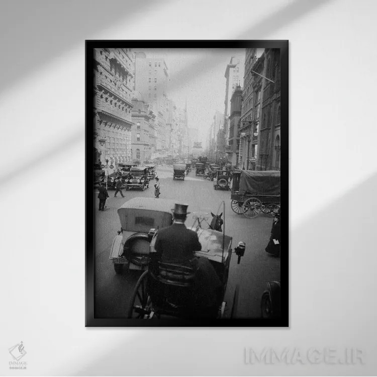 تابلو دکوراتیو دهه ۱۹۱۰ خیابان ۵ام و ۴۳ام به سمت شمال خودروها واگن ها عاب… اثر تصاویر وینتج - نمای قابدار مشکی