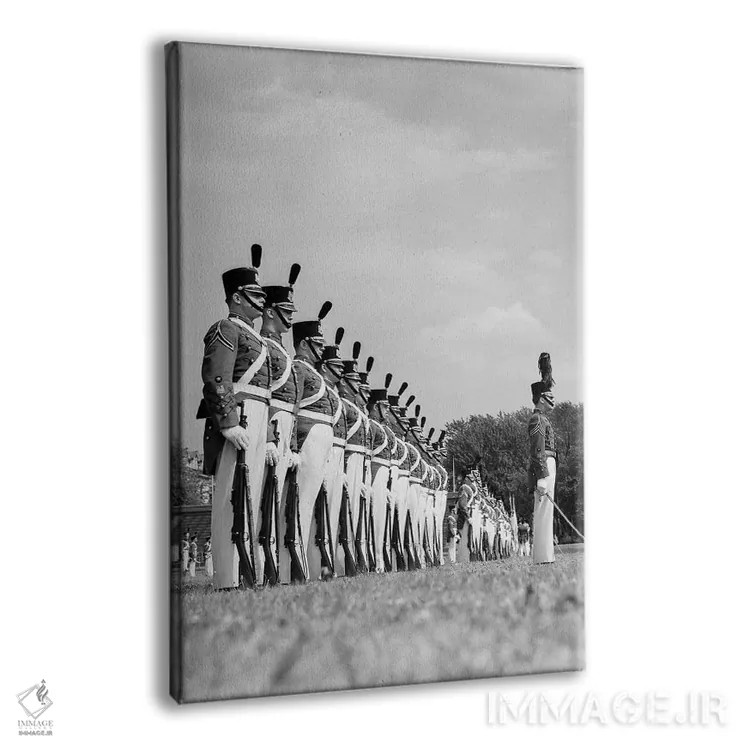 تابلو دکوراتیو دهه ۱۹۴۰ یک ردیف دانشجویان دانشکده نظامی با لباس فرم در رژ… اثر تصاویر وینتج - نمای پرسپکتیو محصول