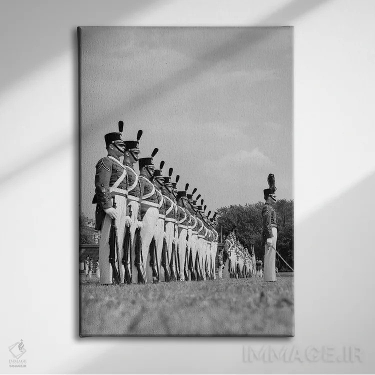 تابلو دکوراتیو دهه ۱۹۴۰ یک ردیف دانشجویان دانشکده نظامی با لباس فرم در رژ… اثر تصاویر وینتج - نمای روبهرو روی دیوار