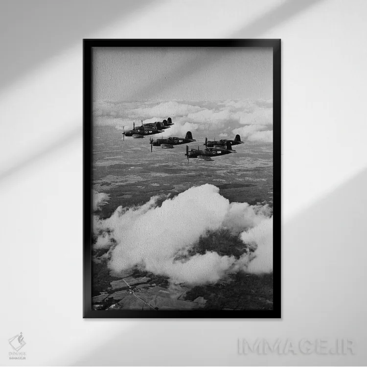 تابلو دکوراتیو دهه ۱۹۴۰ شش هواپیمای جنگی کورسیر نیروی دریایی در حال پرواز… اثر تصاویر وینتج - نمای قابدار مشکی