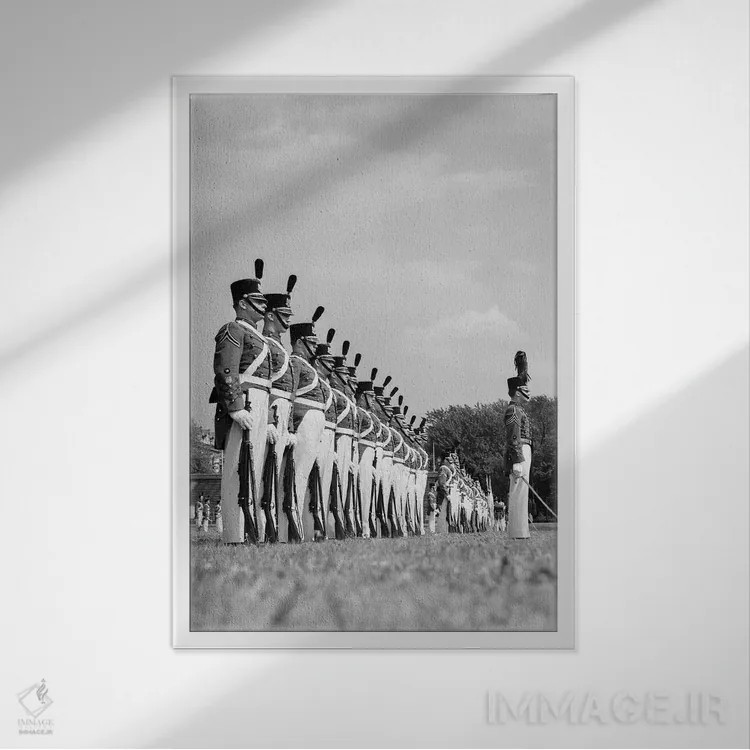 تابلو دکوراتیو دهه ۱۹۴۰ یک ردیف دانشجویان دانشکده نظامی با لباس فرم در رژ… اثر تصاویر وینتج - نمای قابدار سفید