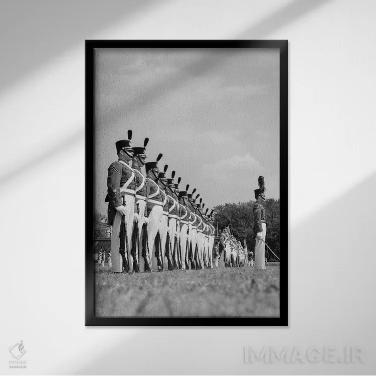 تابلو دکوراتیو دهه ۱۹۴۰ یک ردیف دانشجویان دانشکده نظامی با لباس فرم در رژ… اثر تصاویر وینتج - نمای قابدار مشکی