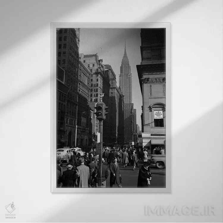 تابلو دکوراتیو دهه ۱۹۴۰ جمعیت عابران ناشناس تاکسی ها در تقاطع خیابان ۴۲ و… اثر تصاویر وینتج - نمای قابدار سفید