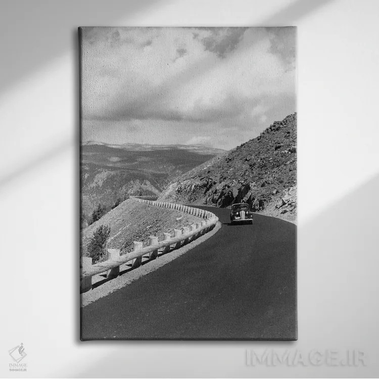 تابلو دکوراتیو دهه ۱۹۴۰ خودرو در جاده تپه ای نزدیکی پارک ملی یلواستون ارت… اثر تصاویر وینتج - نمای روبهرو روی دیوار