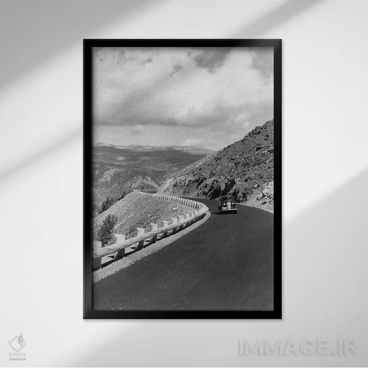 تابلو دکوراتیو دهه ۱۹۴۰ خودرو در جاده تپه ای نزدیکی پارک ملی یلواستون ارت… اثر تصاویر وینتج - نمای قابدار مشکی