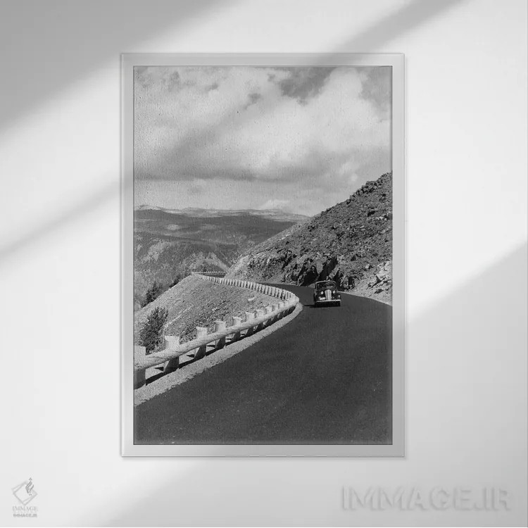 تابلو دکوراتیو دهه ۱۹۴۰ خودرو در جاده تپه ای نزدیکی پارک ملی یلواستون ارت… اثر تصاویر وینتج - نمای قابدار سفید