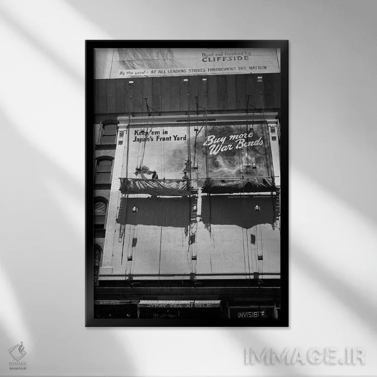 تابلو دکوراتیو نقاشان تابلو در میدان تایمز نیویورک سال ۱۹۴۵ در گوشه خیابا… اثر تصاویر وینتج - نمای قابدار مشکی