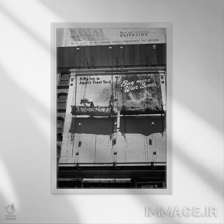 تابلو دکوراتیو نقاشان تابلو در میدان تایمز نیویورک سال ۱۹۴۵ در گوشه خیابا… اثر تصاویر وینتج - نمای قابدار سفید