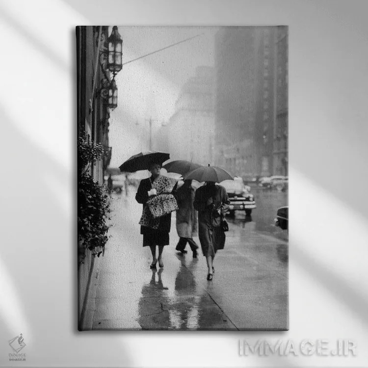 تابلو دکوراتیو زن شیک پوش با شنل و آستین پوست پلنگ در حال قدم زدن در خیاب… اثر تصاویر وینتج - نمای روبهرو روی دیوار