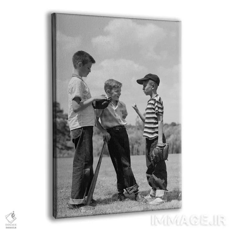 تابلو دکوراتیو سه پسر نوجوان بیسبال باز، یکی چوب در دست و دوتا با دستکش د… اثر تصاویر وینتج - نمای پرسپکتیو محصول