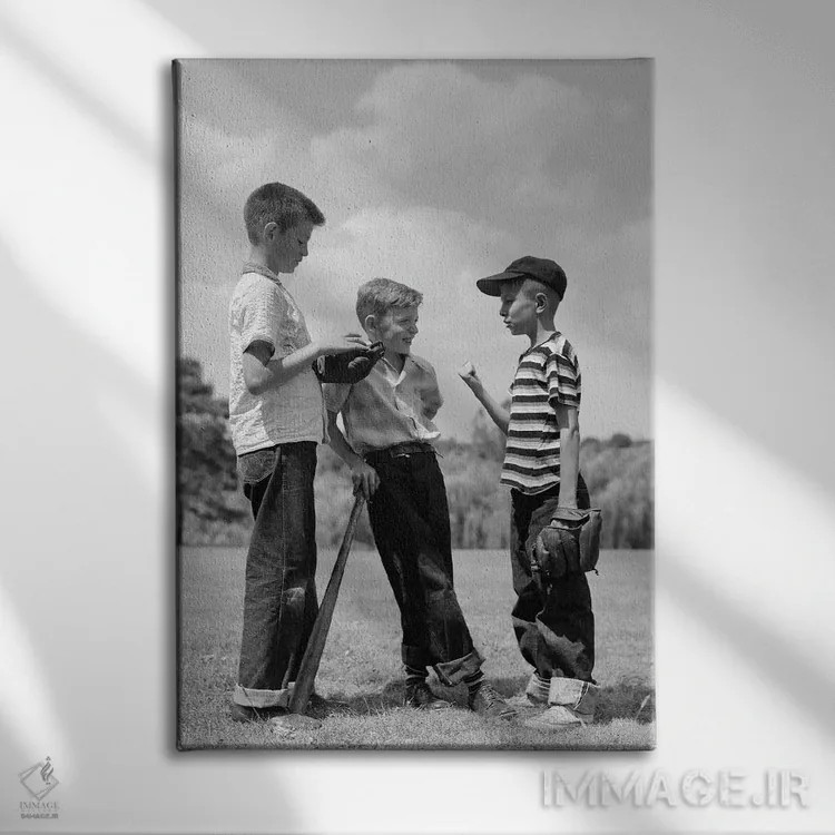 تابلو دکوراتیو سه پسر نوجوان بیسبال باز، یکی چوب در دست و دوتا با دستکش د… اثر تصاویر وینتج - نمای روبهرو روی دیوار