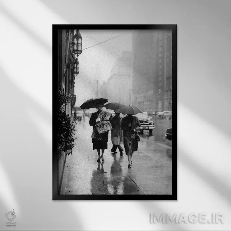 تابلو دکوراتیو زن شیک پوش با شنل و آستین پوست پلنگ در حال قدم زدن در خیاب… اثر تصاویر وینتج - نمای قابدار مشکی