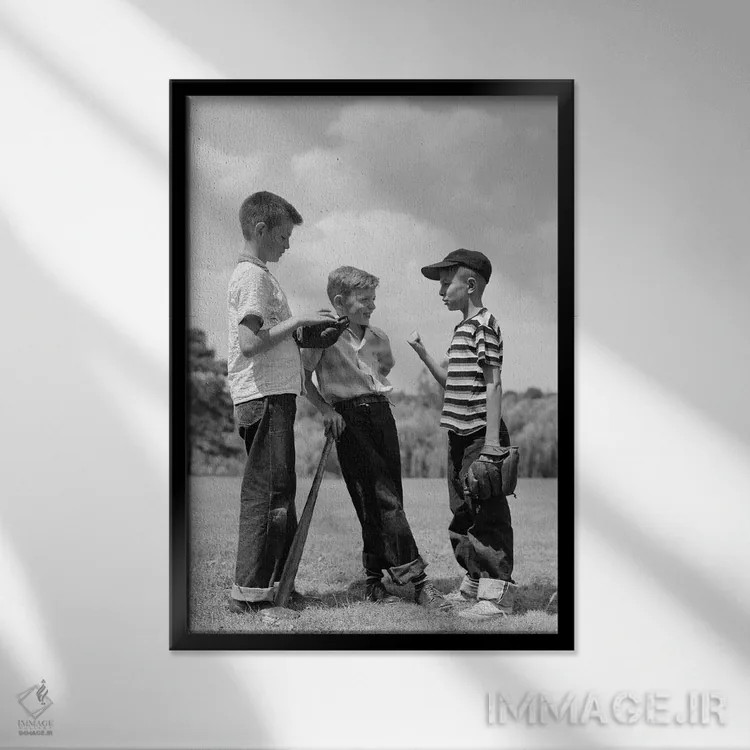 تابلو دکوراتیو سه پسر نوجوان بیسبال باز، یکی چوب در دست و دوتا با دستکش د… اثر تصاویر وینتج - نمای قابدار مشکی