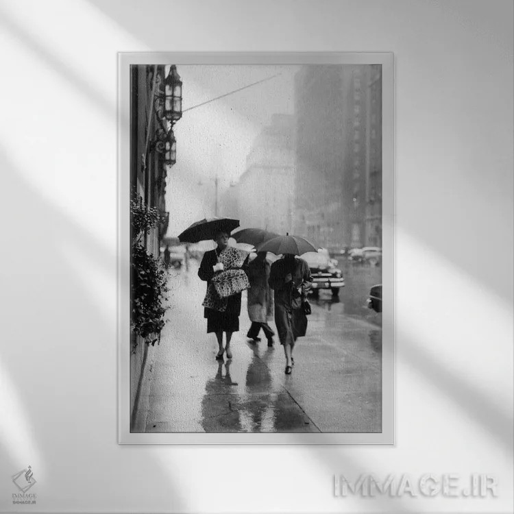 تابلو دکوراتیو زن شیک پوش با شنل و آستین پوست پلنگ در حال قدم زدن در خیاب… اثر تصاویر وینتج - نمای قابدار سفید
