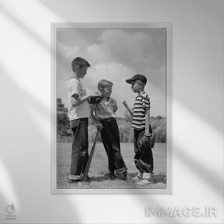 تابلو دکوراتیو سه پسر نوجوان بیسبال باز، یکی چوب در دست و دوتا با دستکش د… اثر تصاویر وینتج - نمای قابدار سفید