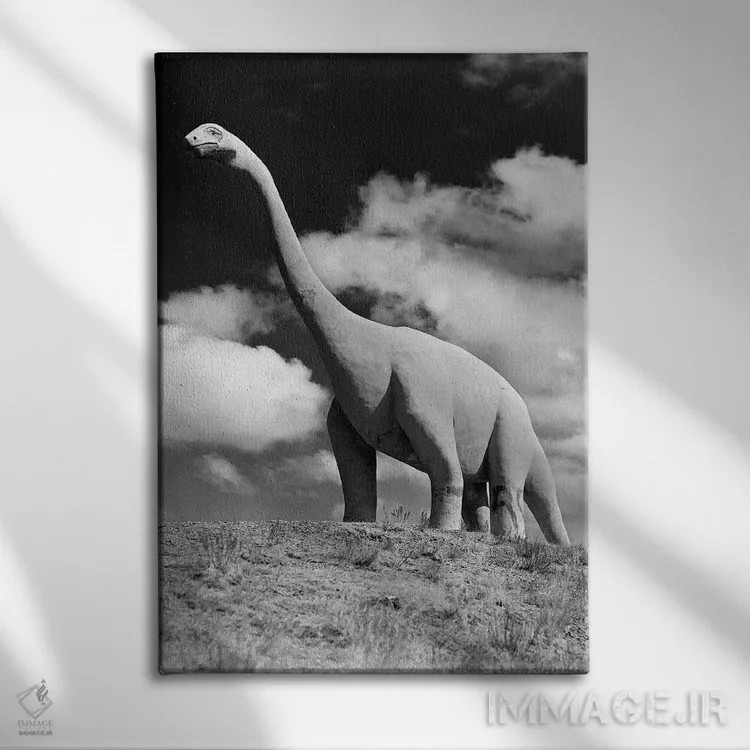 تابلو دکوراتیو تندیس بزرگ و هم اندازه واقعی از دایناسور براونتوساروس منقر… اثر تصاویر وینتج - نمای روبهرو روی دیوار