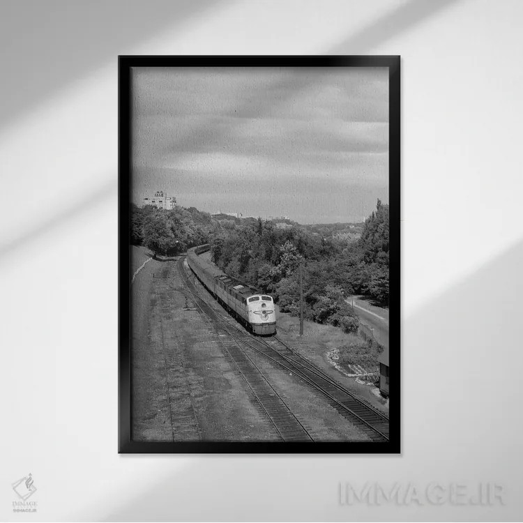 تابلو دکوراتیو نمای بالای لوکوموتیو دیزلی مسافری با کابین جلوی ایروباورامی… اثر تصاویر وینتج - نمای قابدار مشکی