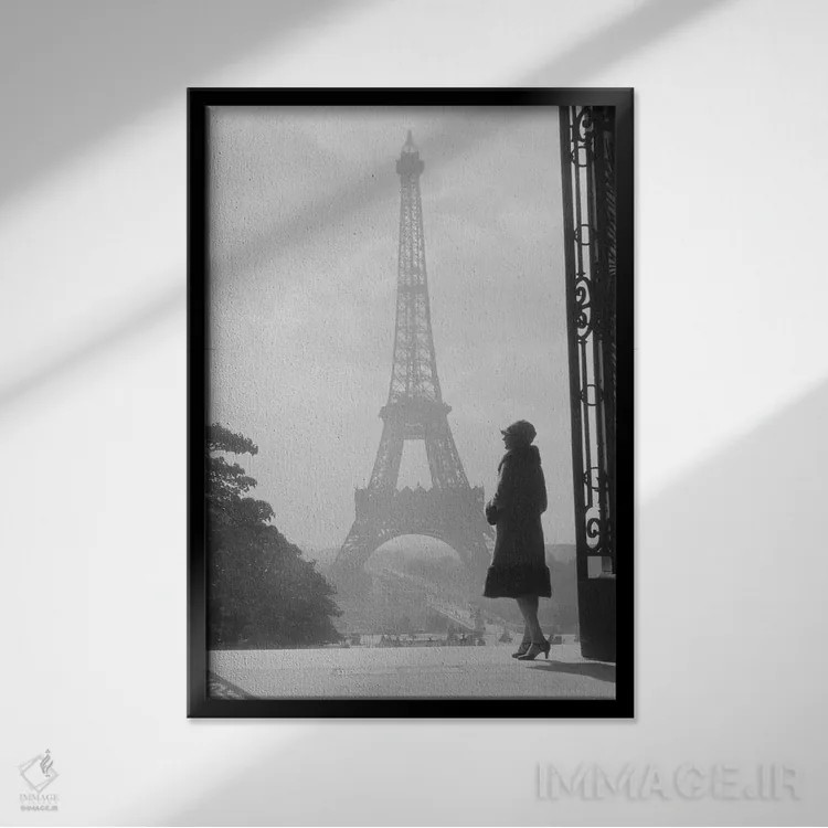تابلو دکوراتیو زن بی نام در نمای سیلوئت ایستاده در تروکادرو مقابل برج ایف… اثر تصاویر وینتج - نمای قابدار مشکی