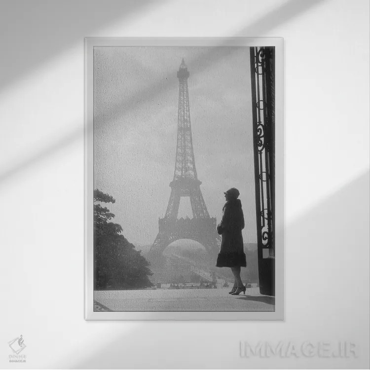 تابلو دکوراتیو زن بی نام در نمای سیلوئت ایستاده در تروکادرو مقابل برج ایف… اثر تصاویر وینتج - نمای قابدار سفید