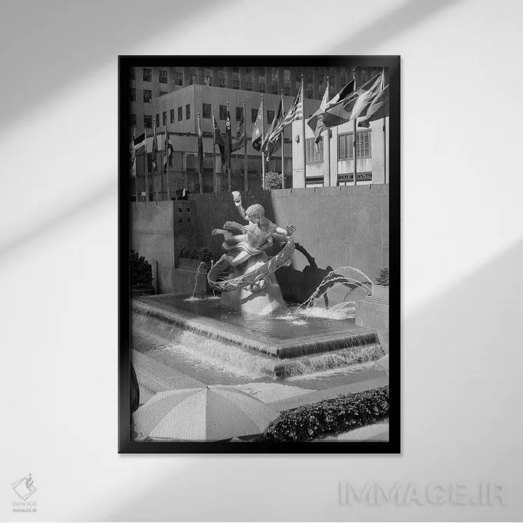 تابلو دکوراتیو مرکز راکفلر دهه ۱۹۵۰؛ فواره پرومتئوس اثر پل منشیپ و پرچم های سازمان ملل نی… - نمای قابدار مشکی
