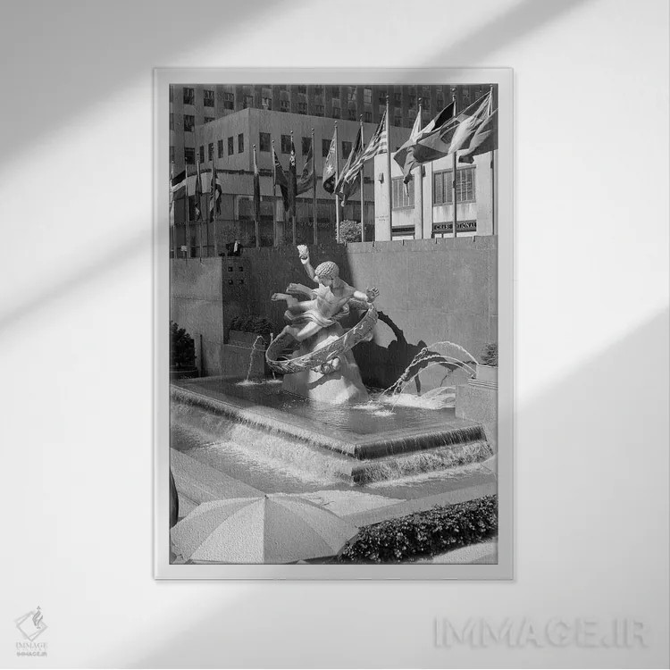 تابلو دکوراتیو مرکز راکفلر دهه ۱۹۵۰؛ فواره پرومتئوس اثر پل منشیپ و پرچم های سازمان ملل نی… - نمای قابدار سفید