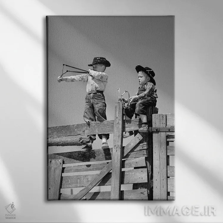 تابلو دکوراتیو دو پسر نوجوان با لباس گاوچران مشغول تیراندازی با فلاخن روی… اثر تصاویر وینتج - نمای روبهرو روی دیوار